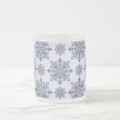Blaues Schneeflocken-Damaskatmuster Mattglastasse (Mittel)