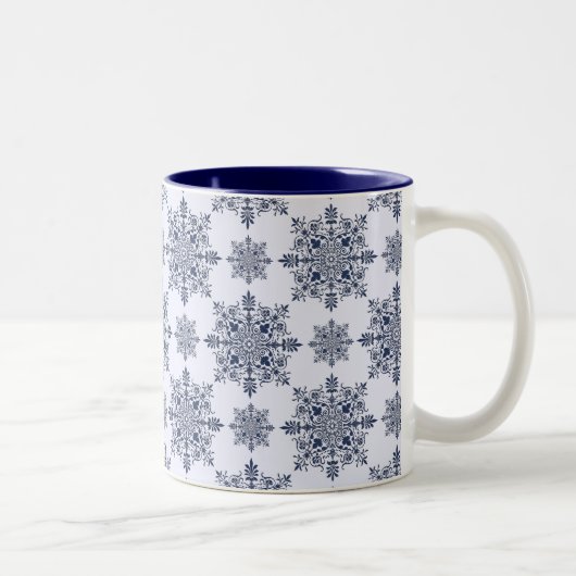 Blaues Schneeflocken-Damaskatmuster Zweifarbige Tasse (Rechts)