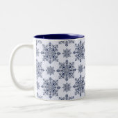 Blaues Schneeflocken-Damaskatmuster Zweifarbige Tasse (Links)