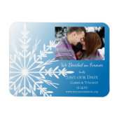 Blaues Schneeflocken Winterhochzeit Save the Date Magnet (Horizontal)
