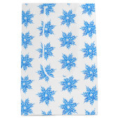 Blaues Schneeflockenmuster Mittlere Geschenktüte (Rückseite)