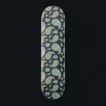 Blaues schwarzes Muster Skateboard<br><div class="desc">Ein Vintages Retro Boho Paisley Muster königsblau grün und schwarz Skateboard. Niedlich und skurril.</div>