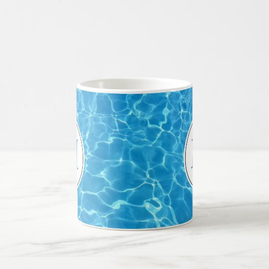 Blaues Schwimmbad Wassermonogramm Kaffeetasse (Mittel)