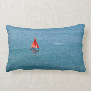 Blaues Segelboot mit rotem Segel bei Coverack Lendenkissen