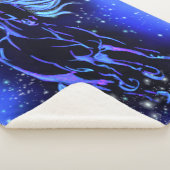 Blaues Sherpa Blanket Pferd, das nachts läuft Sherpadecke (3/4)