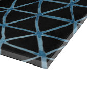 Blaues Shibori-Aquarellnetz-Muster auf schwarz Schneidebrett (Ecke)