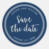 Blaues Skript und weiße Streifen Save the Date Runder Aufkleber (Vorderseite)
