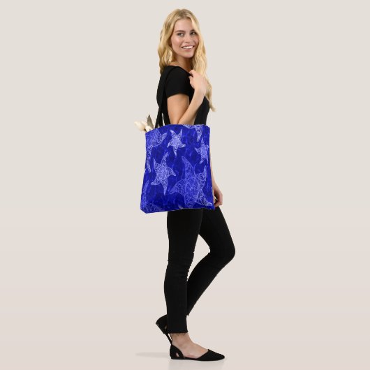 Blaues Sternenfisch-Muster Tasche (Am Model)