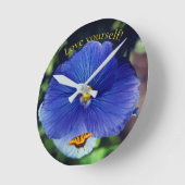 Blaues Stiefmütterchen-Veilchen Runde Wanduhr (Winkel)