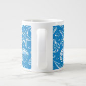 Blaues Strand-Muster Jumbo-Tasse (Rückseite)
