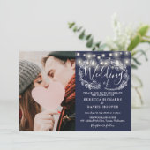 Blaues String-Lights-Foto in einer Hochzeit Einladung (Stehend Vorderseite)