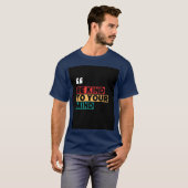 Blaues T-Shirt mit "Be Kind to your Mind"-Typograf (Vorne ganz)
