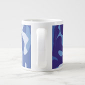 Blaues Tarnmuster Jumbo-Tasse (Rückseite)
