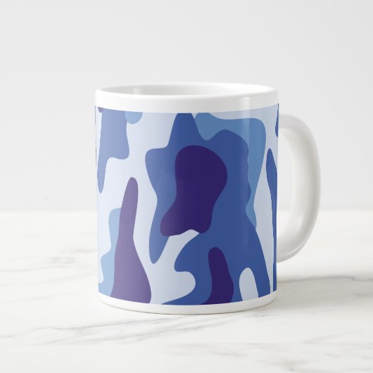 Blaues Tarnmuster Jumbo-Tasse (Vorderseite Rechts)