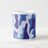 Blaues Tarnmuster Jumbo-Tasse (Vorderseite)