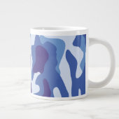 Blaues Tarnmuster Jumbo-Tasse (Rechts)