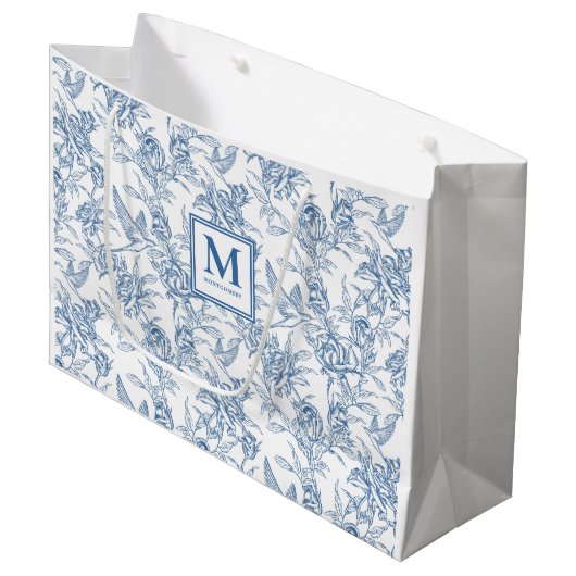 Blaues Toile-Französisch-Monogramm Name Große Geschenktüte (Vorderseite Schrägansicht)