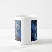 Blaues Traumschmetterling-Fraktal Kaffeetasse (Mittel)