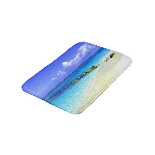 Blaues tropisches Wasser mit weißem Sandy-Strand Badematte (Schrägansicht)