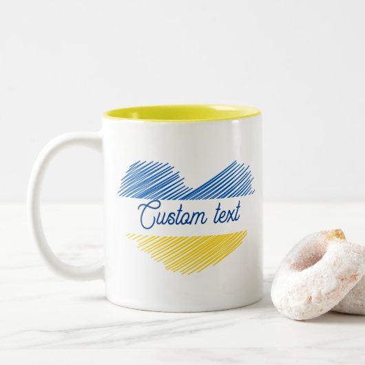 Blaues und gelbes Herz. Eigener Text. Personalisie Zweifarbige Tasse (Mit Donut)