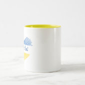 Blaues und gelbes Herz. Eigener Text. Personalisie Zweifarbige Tasse (Mittel)