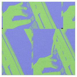 Blaues und grünes Gericht, das über Steno Maschine Stoff