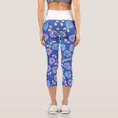 Blaues und lila Blumenmuster Capri Leggings (Rückseite)