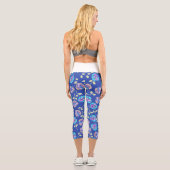 Blaues und lila Blumenmuster Capri Leggings (Rückseite)