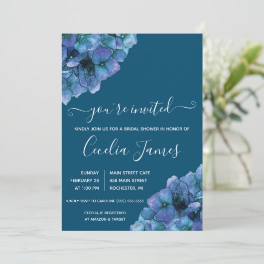 Blaues und Lila Hydrangea-Brautparty Einladung (Stehend Vorderseite)
