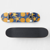 Blaues und orange Seashell-Muster Skateboard (Horizontal)