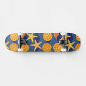 Blaues und orange Seashell-Muster Skateboard (Horizontal)
