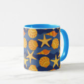 Blaues und orange Seashell-Muster Tasse (VorderseiteRechts)