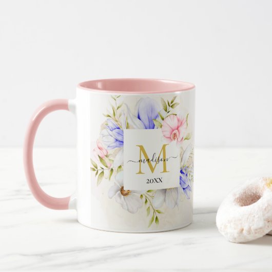 Blaues und rosa Wasserfarben-Blumenmonogramm Tasse (Mit Donut)