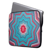 Blaues und rotes Mandala-Rosettenmuster-Monogramm Laptopschutzhülle (Vorderseite Links)