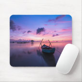 Blaues und weißes Boot auf dem Wasserkörper Mousepad (Mit Mouse)