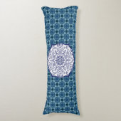 Blaues und weißes Mandel mit Kreaturen-Kissen Seitenschläferkissen (Vorderseite Vertikal)