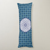 Blaues und weißes Mandel mit Kreaturen-Kissen Seitenschläferkissen (Rückseite (Vertikal))