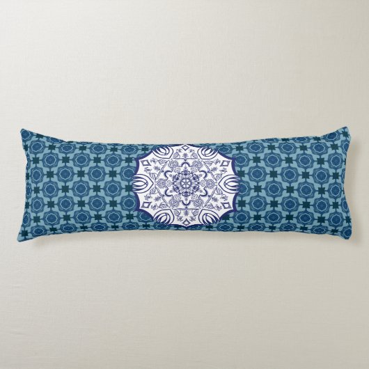Blaues und weißes Mandel mit Kreaturen-Kissen Seitenschläferkissen (Vorderseite)