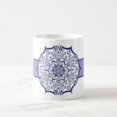 Blaues und weißes Mandel mit Kreaturen, Thermal Tu Kaffeetasse (Mittel)