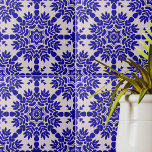 Blaues und weißes Mittelmeer Azulejo Portugiesisch Fliese<br><div class="desc">Dieses exquisite Design aus dekorativen Keramiken zeigt ein faszinierendes geometrisches Muster,  bestehend aus zauberhaften blauen Formen Set vor einem unberührten,  weißen Hintergrund. Zeichnend Inspiration aus dem zauberhaften mediterranen Azulejo-Stil fügt diese lebendige Kreation jedem Raum eine Touch der Eleganz hinzu.</div>