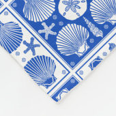 Blaues und weißes Seashell-Strand-Block-Muster Fleecedecke (Ecke)