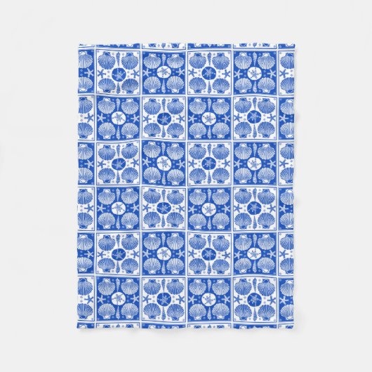 Blaues und weißes Seashell-Strand-Block-Muster Fleecedecke (Vorderseite)