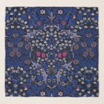 Blaues Vintages Blumenmuster, William Morris Schal<br><div class="desc">William Morris (24. März 1834 - 3. Oktober 1896) war ein britischer Textil-Designer, Dichter, Schriftsteller, Übersetzer und sozialistischer Aktivist, der mit der British Arts and Crafts Movement assoziiert war. Er trug maßgeblich zur Wiederbelebung der traditionellen britischen Textilkunst und -methoden bei. Seine literarischen Beiträge trugen dazu bei, das moderne Fantasy-Genre zu...</div>