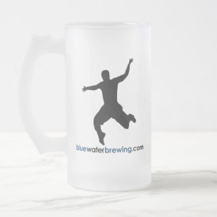 Blaues Wasser, das glasig-glänzende Tasse braut