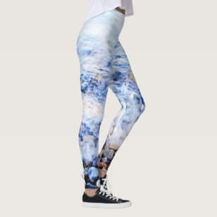 Blaues Wasser mit farbigen Steinen Leggings