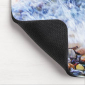 Blaues Wasser mit farbigen Steinen Mousepad (Ecke)