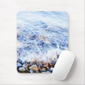 Blaues Wasser mit farbigen Steinen Mousepad (Mit Mouse)