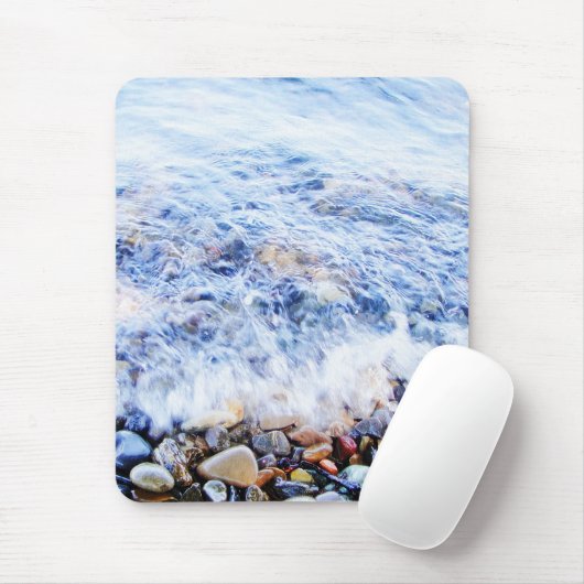 Blaues Wasser mit farbigen Steinen Mousepad (Mit Mouse)