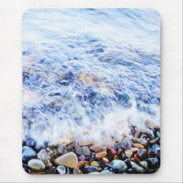 Blaues Wasser mit farbigen Steinen Mousepad