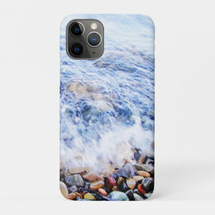 Blaues Wasser und bunte Steine Case-Mate iPhone Hülle